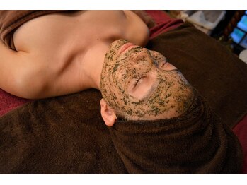 ホワイトアイ 北谷(WHITE EYE)/肌質改善REVI陶肌トリートメント