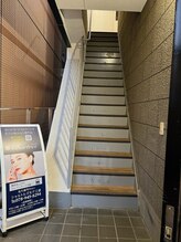 シャルトルズ/階段を登ってエレベーターへ
