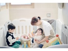 maemo atomo studio 江坂町店【マタニティ・産後ピラティス/よもぎ蒸し】【6月OPEN】の雰囲気（お子様と来店可能、専属のベビーシッター在籍）