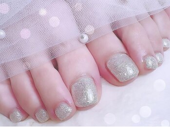 ネイルサロン Mの写真/【ご新規様/8週間以内再来様オフ無料★フットラメ単色ネイル¥4945】キラキラの足元でこの夏もおしゃれに♪