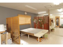 広いベッドでリラックスしていただけます。