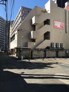 つるまる整体 町田/曲がったら見えるビルの外壁です