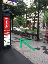 美容整体サロン 心斎橋/ 階段上がり左に（梅田方面に）