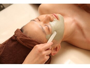 サロンドエステ ルヴニール(salon de esthe revenir)/お肌に合わせたパックをします