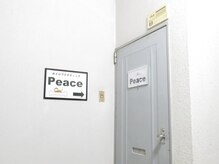 ピース(Peace)の雰囲気（入口です。この看板が目印となります！）