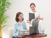 肌質検査機を使ってあらゆる角度で肌のスキンチェック＆カウンセリング
