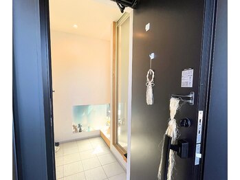 【肩こり・首/肩の痛み専門】さくらの整体院/玄関の中