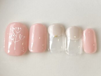 素肌に馴染むフラワーネイル