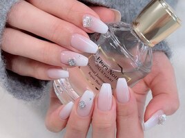 ホワイトグラデ×ビジューネイル