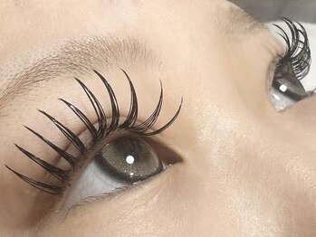 フレイムス アイラッシュ アンド ネイル(FRAMES)の写真/【持続性×ボリューム×軽さ◎】まつげが抜け落ちるまで取れない新技法バインドロック&バインドフラット☆