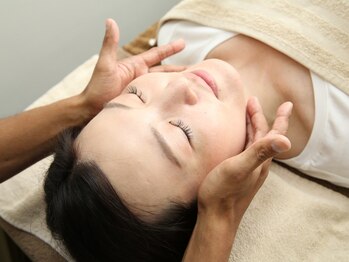 メディピークス/【小顔矯正】撫でるような力で