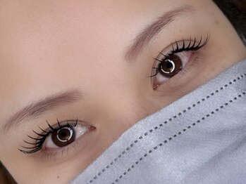 ウィークエンド(Weekend)の写真/【圧倒的な持続力◎】モチの良いバインドロックがおすすめ♪エクステでまつげを挟み込む新技術！