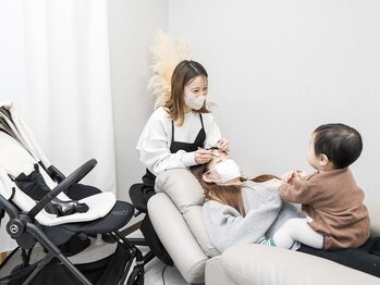 アネラ アイズ(Anela eyes)の写真/【駐車場完備◎お子様と一緒に】１階サロンで専用駐車場が隣にあるので、ベビーカーのままご来店可能♪