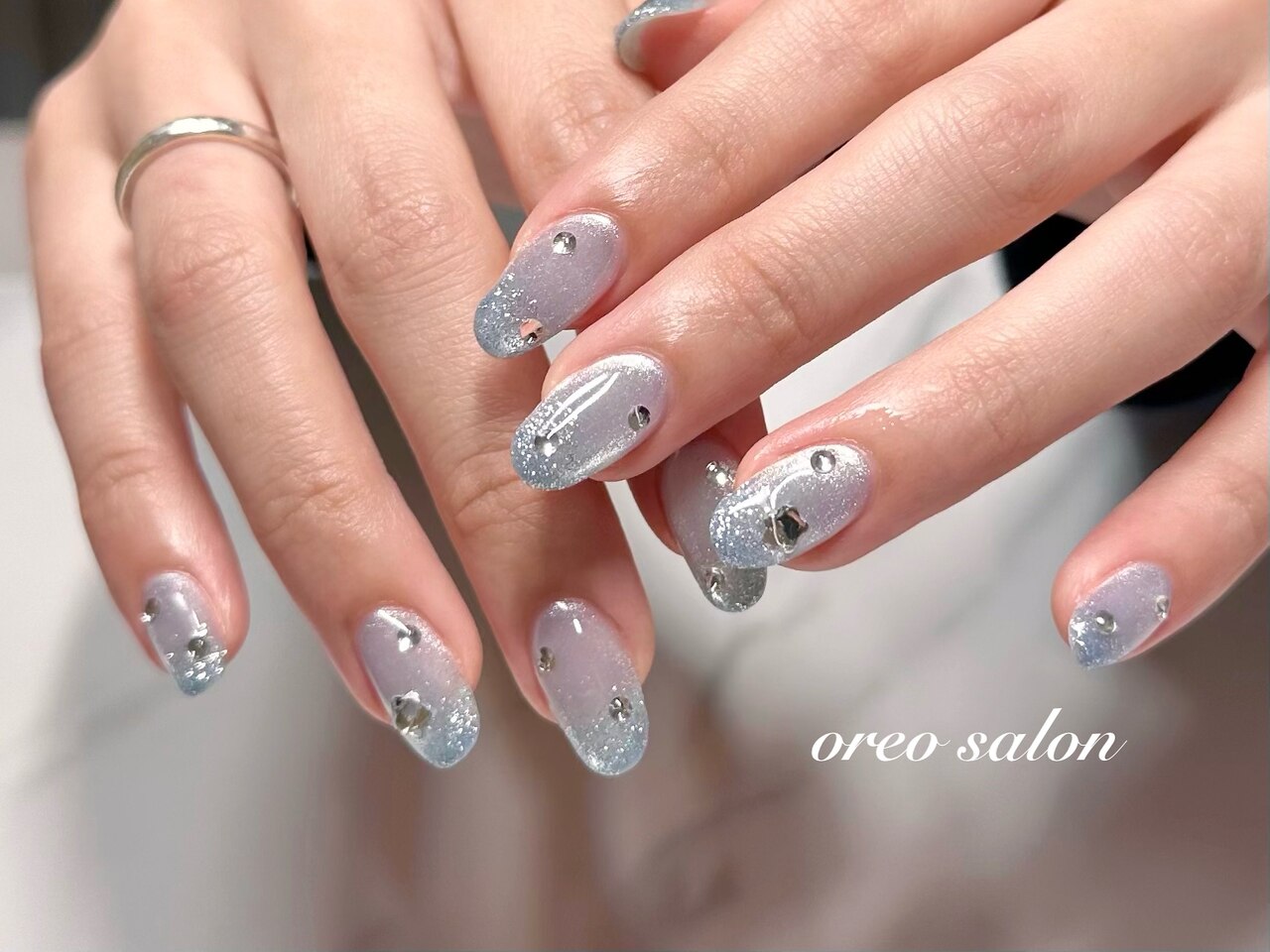 くすみブルーマグネット シェル埋めつくしニュアンスネイル 夏 韓国 塗りかけ 白 くすみブルーマグネット シェル埋めつくしニュアンスネイル 夏