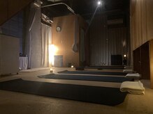プレマヨガ(PREMA YOGA)の雰囲気（夜は調光の効いた落ち着いた雰囲気で、睡眠の質が上がります）