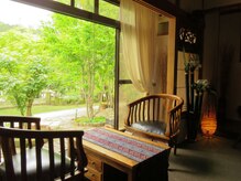 一歩入ると広いお庭を眺められます。爽やかな風が吹いてます。