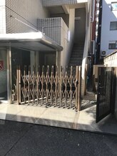 つるまる整体 町田/右の茶色の扉からは入れます