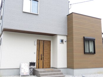 リバイブ(REVIVE)/広い駐車場あり！