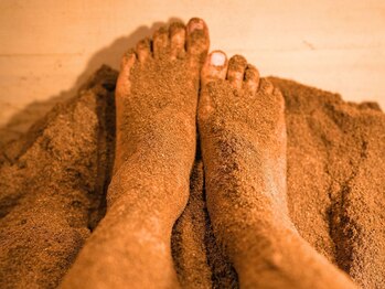 米ぬか酵素浴サロン ブランルーム 自由が丘店(Bran Room)の写真/《むくみ解消でスッキリとした脚へ》大量発汗で老廃物の排出を促進！ダイエット＆美肌効果で全身美しく