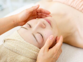 エミ(emi)の写真/【巡りを整え、潤い放つ艶肌へ】デコルテ・背中・顔のトータルケアで、内側から輝く透明感を実感☆