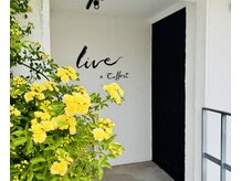 リブプラスコフレ(live×Coffret)の雰囲気（緑に包まれた白い建物２階に上がる階段が目印です）