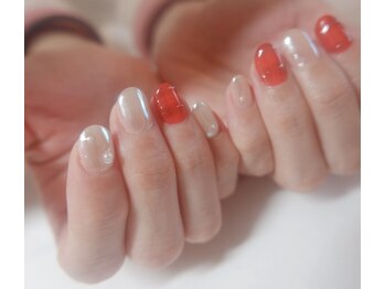 白と赤のクリスマスネイル