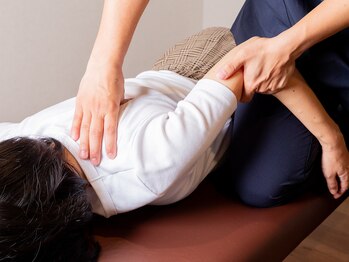 ことほぎ鍼灸整体 奈良登美ヶ丘院/施術風景/肩こり/首こり/背中