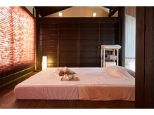 開放感ある大きなベッドで癒しのひとときを・・・