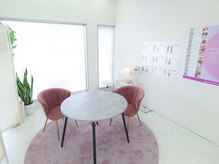 落ち着いた店内で施術を受けていただきます