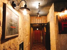 エレベーターを上がると、アンティークな入り口がお出迎え♪