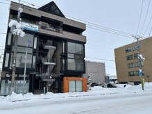 サロン レーヴェ(Salon LOWE)/ビル・駐車場外観