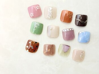 ラグジュアリー ネイルズ(Luxury Nails)の写真/フットバス&丁寧ケア付きで、自信のもてるツヤツヤな足先に♪【Footワンカラー新規￥5980/親指アート￥6900】