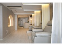 トゥーミー(To Me)の雰囲気(リクライニングチェアでゆったり、ネイル中はタブレットも◎)