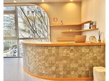 オメカシ 栄店(omekashi)の雰囲気(オレンジを基調とした受付)