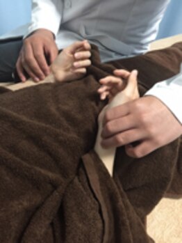 羅針堂鍼灸整体院 横浜鶴見店/脈診でお身体の状況を調べます