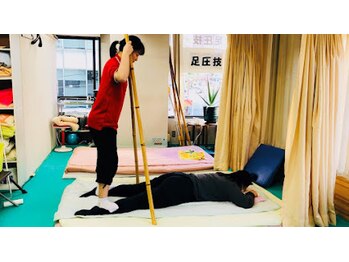 足圧宗家 良知整骨治療院/ふくらはぎを踏む!