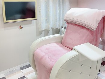 フェア バイ ビューティ(fair by beauty)の写真/ふかふかのリクライニングソファーで周りを気にせずに自分だけの特別な空間で施術ができる個室サロン♪