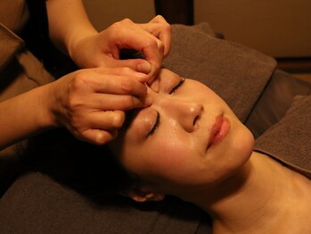 ヘッドリー(head lee)の写真/眼精疲労に関わる目の周りや頭の筋肉を丁寧にほぐし血流を促すことで、目の奥の重さやかすみを和らげます！