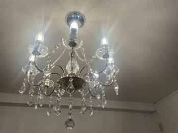 リラビューティー(Lilas Beauty)/ シャンデリア輝く店内