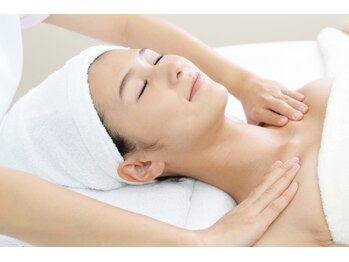 アロマリンパマッサージ アンド オーガニックフェイシャル フランジパニ/首・デコルテ
