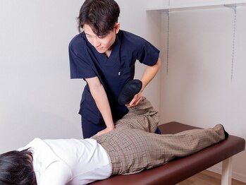 ことほぎ鍼灸整体 奈良登美ヶ丘院/施術風景/腰痛/姿勢改善/整体