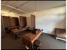 落ち着いた色味の店内です♪