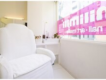 太陽の光が差し込む、白が基調の明るい店内☆