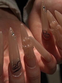 ネメシス 千葉(N3M)の写真/指先から華やかに◎ヌーディカラーとクロムパーツで叶える、長さ出しネイル体験！♪