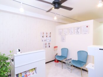 アイケアラボ 四ツ谷店(アイケアLaBo)/受付から待合まで落ち着いた空間