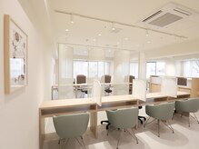 ウィップ(the wip)の雰囲気（三方向から光が差し込む広くて明るいおしゃれな店内）