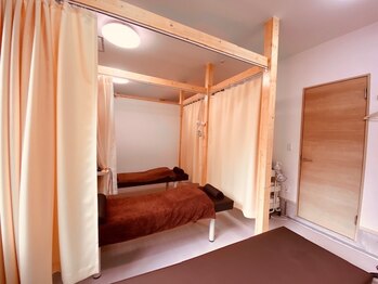 あとらす整体院 小岩店/店内は木を基調としてます♪