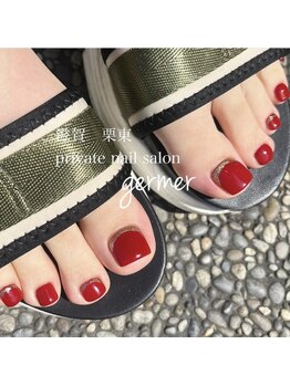 真紅のネイルで秋の足元に…