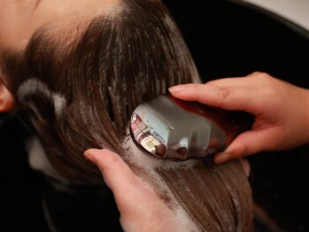 ソルナ 高槻(Soluna)/シャンプーブラシでサラ髪に