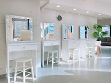 お出掛け前でも大丈夫◎メイクブースを完備しております♪